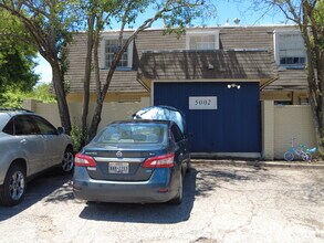 5002 Blue Spruce Cir, Unit C in Austin, TX - Foto de edificio - Building Photo