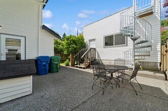 8221 19th Ave NE in Seattle, WA - Building Photo - Building Photo