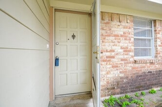 818 Overland St, Unit 11D in Stafford, TX - Building Photo - Building Photo