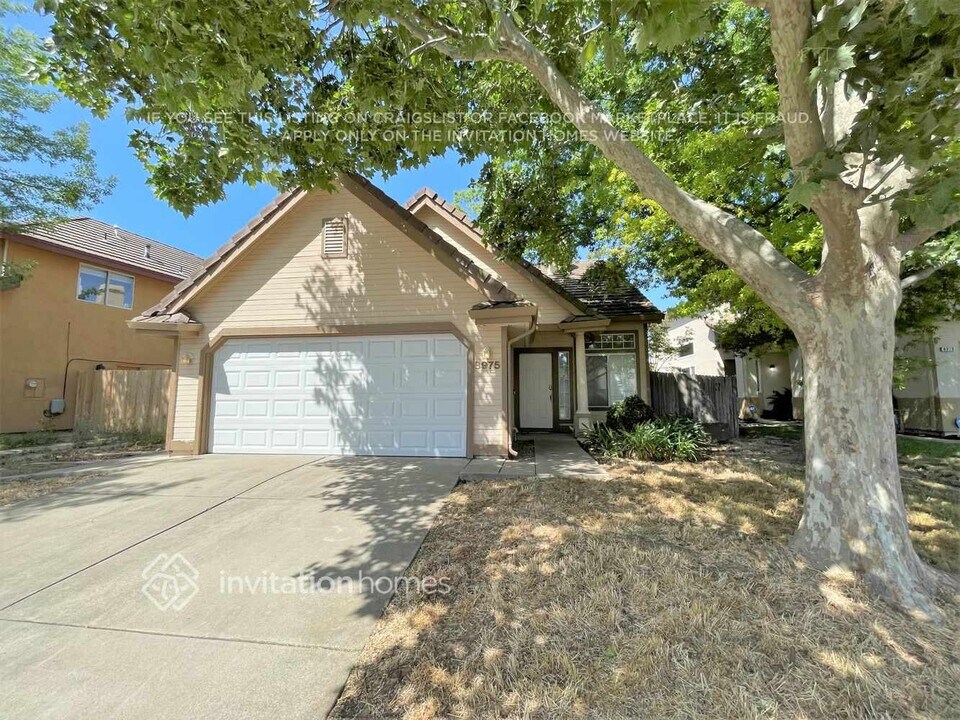 8975 Bertwin Way in Elk Grove, CA - Building Photo