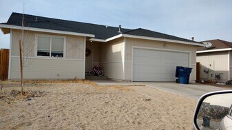 1015 Foster Wy in Fernley, NV - Building Photo