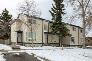 529 Radley Way SE in Calgary, AB - Building Photo