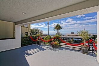 204 N Poinsettia Ave in Manhattan Beach, CA - Building Photo - Building Photo