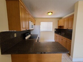2710 W 60th Pl in Hialeah, FL - Foto de edificio - Building Photo