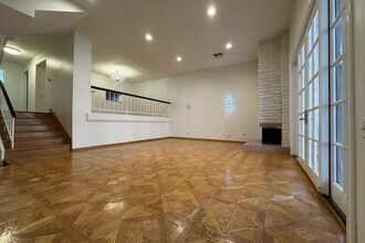 5279 Newcastle Ave in Los Angeles, CA - Building Photo - Building Photo