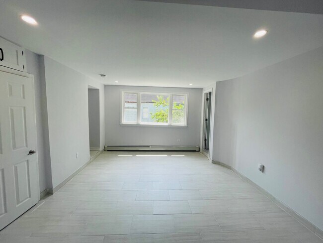 20 Hill St in Glen Cove, NY - Building Photo - Building Photo