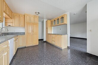 5462 Adobe Falls Rd in San Diego, CA - Building Photo - Building Photo