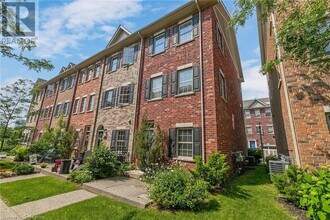 12 Oxfordshire Ln in Kitchener, ON - Building Photo - Building Photo