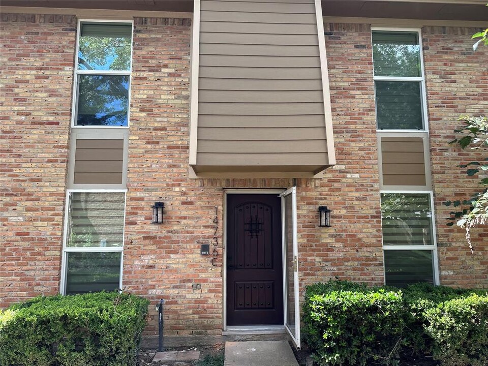 14736 Perthshire Rd in Houston, TX - Foto de edificio