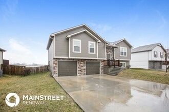 308 Golfview Dr in Pleasant Hill, MO - Building Photo - Building Photo