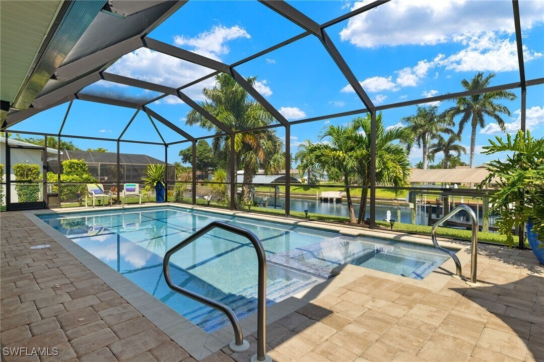 3021 SE 17th Ave in Cape Coral, FL - Foto de edificio