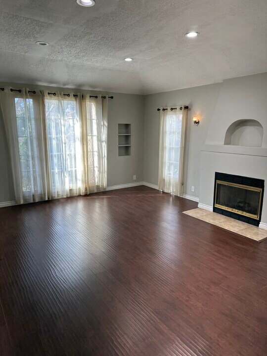 1210 S Wooster St in Los Angeles, CA - Building Photo