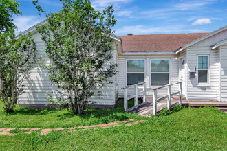 1005 Macarthur St in Victoria, TX - Building Photo - Building Photo