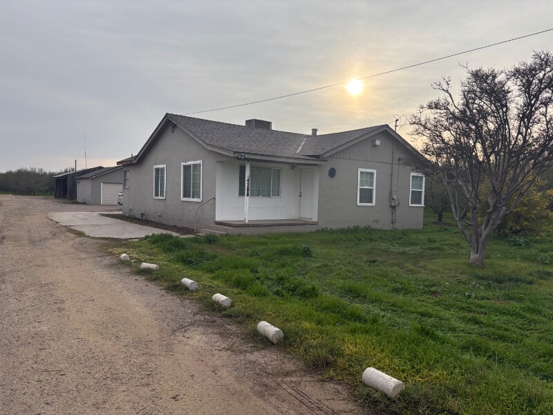 420 Milnes Rd in Modesto, CA - Foto de edificio