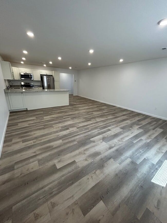 423 E James Dr in Strafford, MO - Building Photo - Building Photo