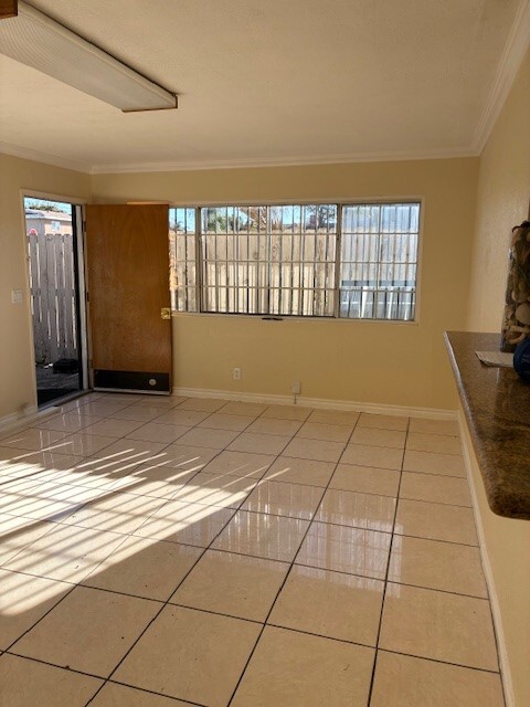 12331 Alpine Ave, Unit B in Lynwood, CA - Foto de edificio - Building Photo