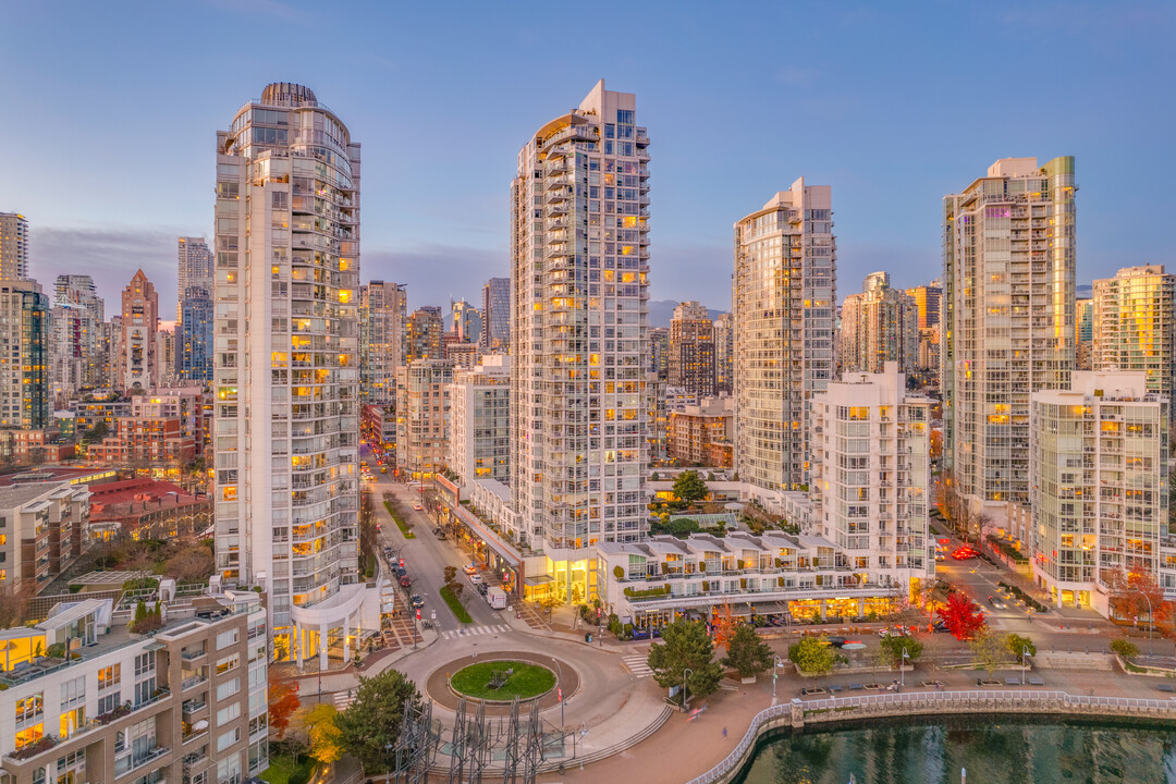 Aquarius I in Vancouver, BC - Building Photo