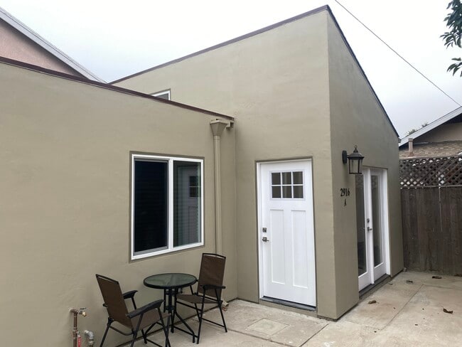 2916 E 10th St, Unit A in Long Beach, CA - Building Photo - Building Photo