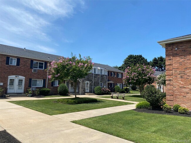 304 Dawson Ln in Jericho, NY - Building Photo - Building Photo