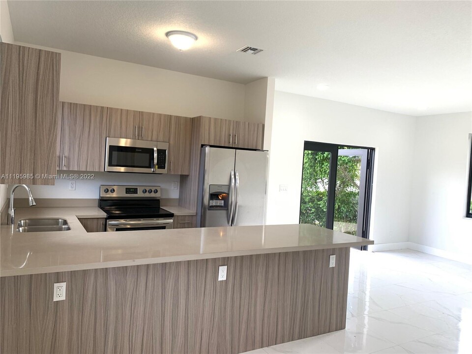 211 NW 7th Ct-Unit -A in Hallandale Beach, FL - Building Photo