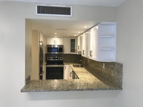 593 NW 98th Ave in Plantation, FL - Foto de edificio - Building Photo