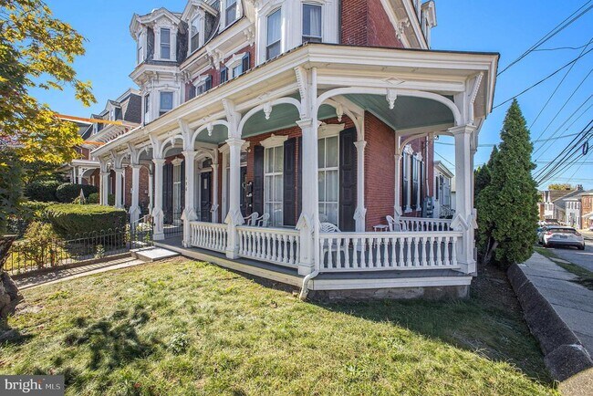 136 Gay St in Phoenixville, PA - Foto de edificio - Building Photo