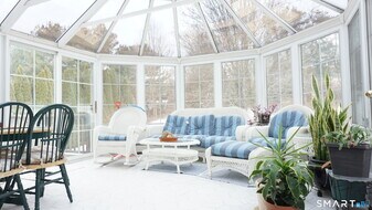 256 Brewster Rd in Milford, CT - Building Photo