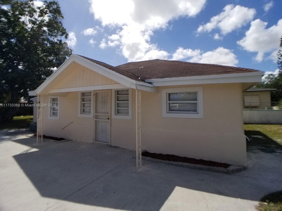 11990 NW 11th Ave in Miami, FL - Building Photo