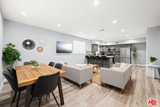 1126 Magnolia Ave in Los Angeles, CA - Building Photo - Building Photo
