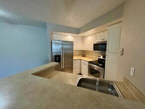 4560 Commander Dr, Unit 1321 in Orlando, FL - Building Photo - Building Photo