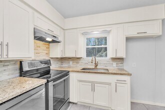 2213 N Thompson St in Conroe, TX - Building Photo - Building Photo