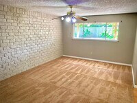 706 Voyager Dr photo'