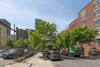 105 East 102nd Street in New York, NY - Foto de edificio - Building Photo