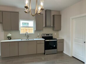 1411 Los Estribos Dr in Laredo, TX - Building Photo - Building Photo