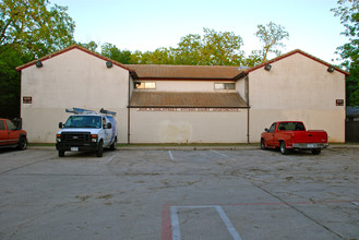 805 N Oak St in Arlington, TX - Building Photo - Building Photo