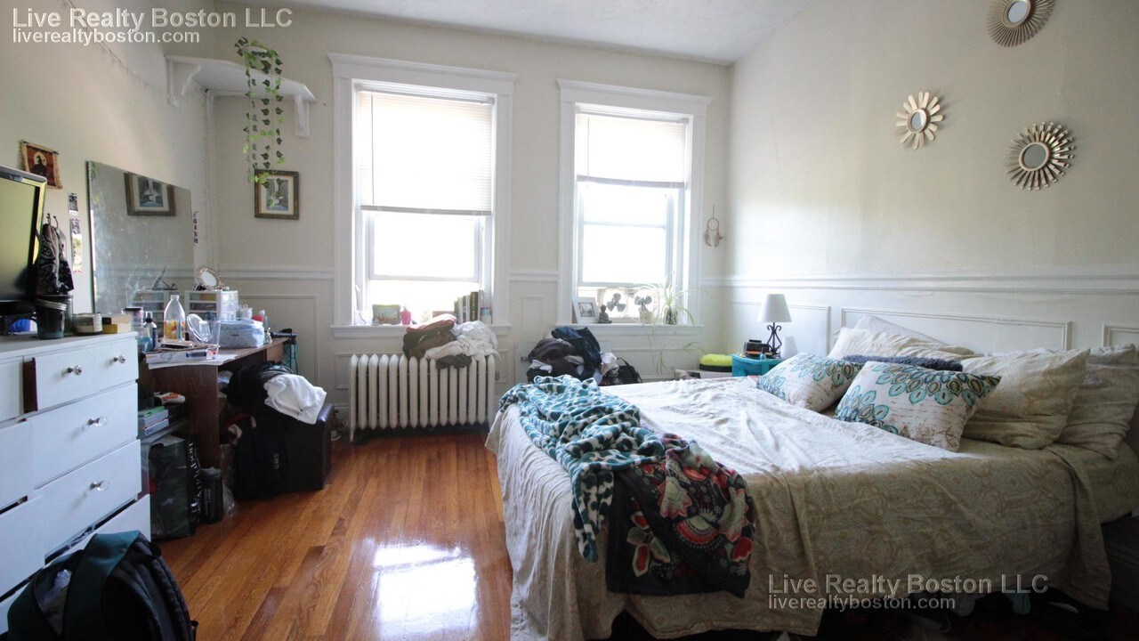 142 Coolidge St in Brookline, MA - Building Photo