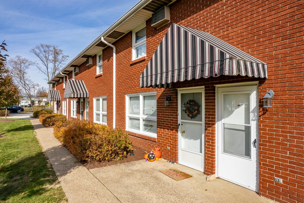 Stone Villa Court in Greensburg, PA - Building Photo