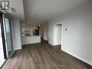 430-3430 Square One Dr in Mississauga, ON - Building Photo - Building Photo