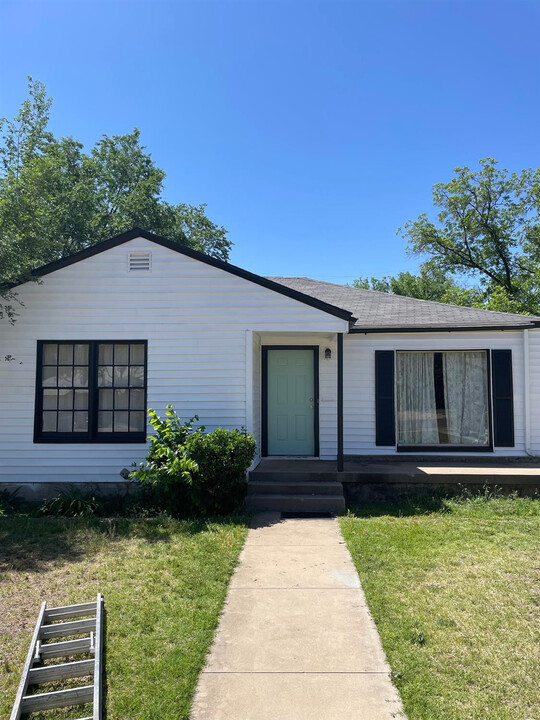 3105 31st St in Lubbock, TX - Building Photo