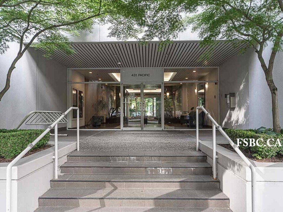 431 Pacific St in Vancouver, BC - Building Photo
