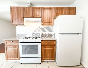 19401 Haynes St in Los Angeles, CA - Building Photo - Building Photo