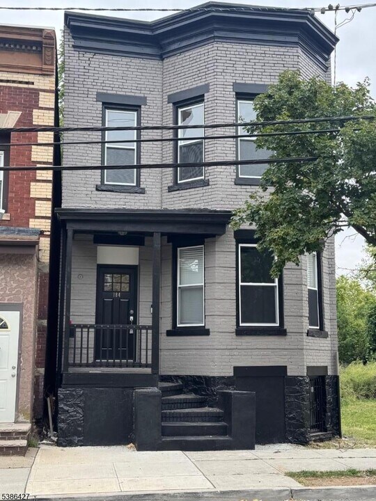 184 Hickory St in Orange, NJ - Building Photo