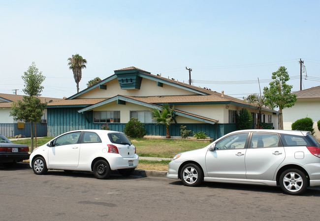 1016 N Shattuck Pl in Orange, CA - Foto de edificio - Building Photo