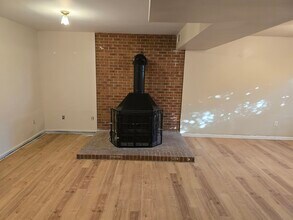 7036 Sollers Point Road in Dundalk, MD - Foto de edificio - Building Photo