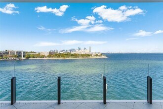 5 Grove Isle Dr in Miami, FL - Foto de edificio - Building Photo