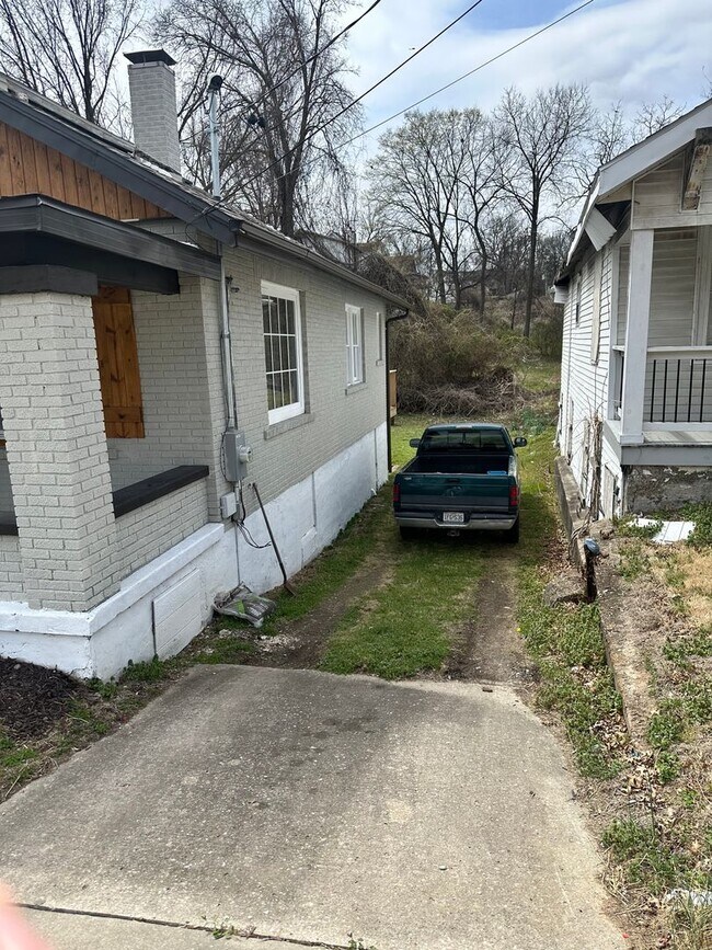 1122 E Dunklin St in Jefferson City, MO - Building Photo - Building Photo