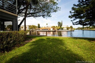 2741 Taft St-Unit -109 in Hollywood, FL - Building Photo - Building Photo