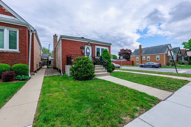 5557 S Kildare Ave in Chicago, IL - Building Photo - Building Photo
