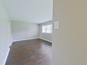 770 Manresa Ln in Florissant, MO - Foto de edificio - Building Photo