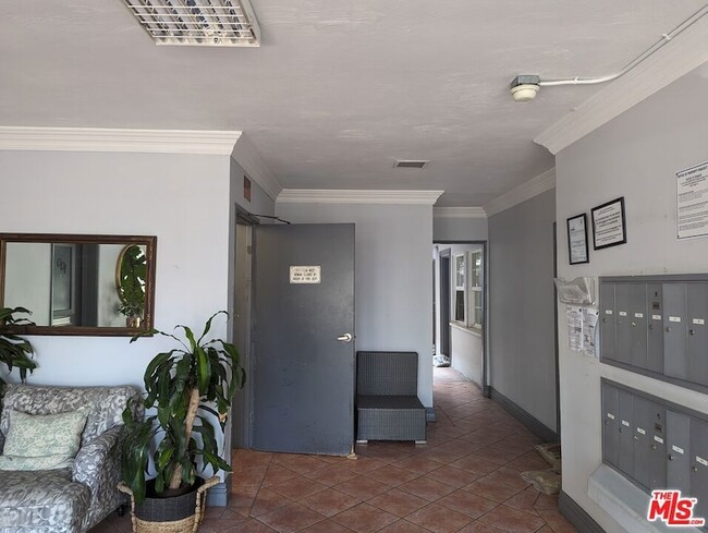 615 N Rossmore Ave in Los Angeles, CA - Foto de edificio - Building Photo